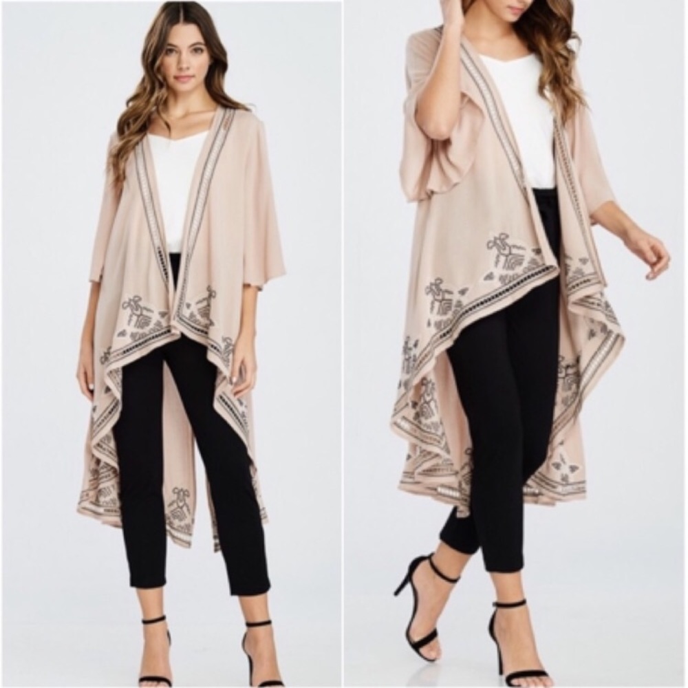 🌺 NWT Beautiful taupe kimonos